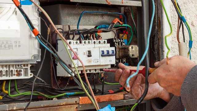 How is a circuit breaker wired? By connecting a double-pole breaker, neutral bus bar, and grounding