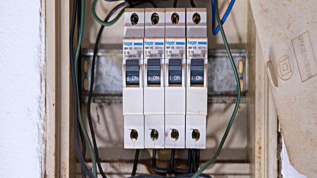 reasons behind an overloaded circuit breaker not tripped